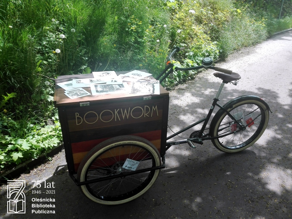 rower z książkami na stojący na ścieżce w lesie